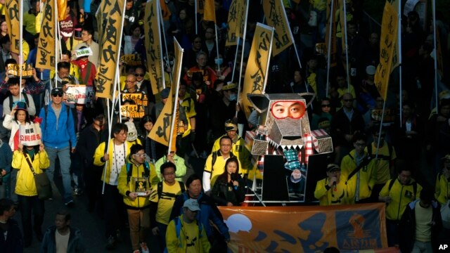 Hàng ngàn cư dân Hồng Kông xuống đường biểu tình đòi dân chủ vào ngày đầu năm 2014.