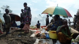 Displaced people from the town of Sake gather at the Mugunga camp on the road to Goma, DRC, November 23, 2012. (G. Joselow.VOA)