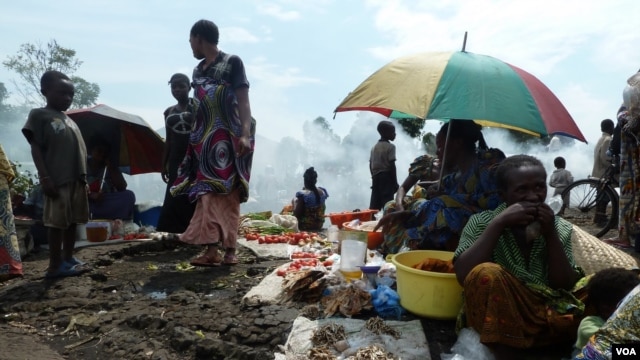Displaced people from the town of Sake gather at the Mugunga camp on the road to Goma, DRC, November 23, 2012. (G. Joselow.VOA)