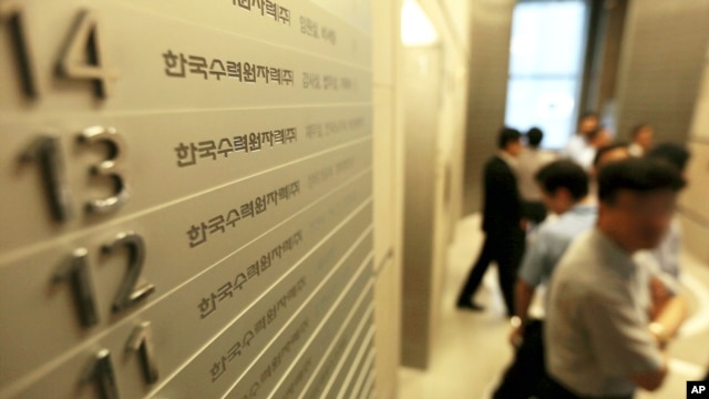 Nhân viên bên trong văn phòng của Công ty Điện hạt nhân và Thủy điện Hàn Quốc sau khi các công tố viên thu giữ các tài liệu và ổ đĩa cứng trong máy tính.