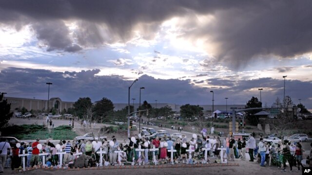 Una tormenta amenaza el monumento improvisado a las víctimas de la matanza en los cines Century 16, en Aurora, Colorado, en los terrenos frente a los cines. Las autoridades no tienen una respuesta fácil para impedir ataques como el ocurrido el viernes.