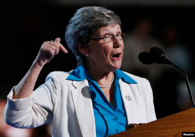 Suster Simone Campbell, dari gerakan keadilan sosial Nuns on the Bus berbicara di Konvensi Nasional Demokrat di Charlotte, North Carolina, 2012.