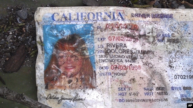 La licencia de conducción de Jenni Rivera encontrada en la zona del accidente aéreo.