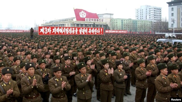 Militer Korea Utara menghadiri perayaan uji coba nuklir Korut ketiga di lapangan Kim Il-Sung di Pyongyang (14/2). Pyongyang mengancam pemusnahan massal atas Korsel. 