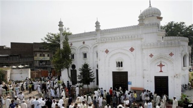 Cư dân tụ tập tại địa điểm của vụ đánh bom tự sát vào một nhà thờ ở Peshawar, Pakistan, ngày 22/9/2013.