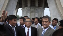 Indian Foreign Minister S.M. Krishna (C) is briefed by Pakistani officials during his visit to the Minar-e-Pakistan in Lahore, Pakistan, September 9, 2012.
