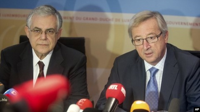 Luxembourg's Prime Minister and head of the eurogroup Jean-Claude Juncker, right, and Greek Prime Minister Lucas Papademos participate in a media conference in Luxembourg, November 22, 2011.