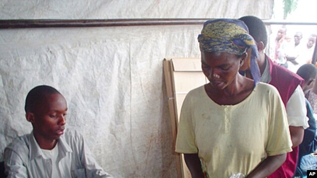 A Burundian woman lines up to vote in Bujumbura in a referendum on whether to accept a new constitution that aims to share power between its Hutus and Tutsis, February 28, 2005. 