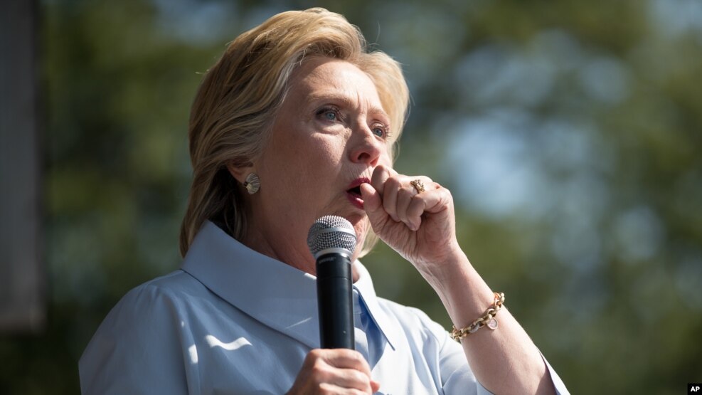 Bà Hillary Clinton ho trong lúc đang phát biểu tại một sự kiện ngày Lễ Lao động ở Công viên Luke Easter, thành phố Cleveland, bang Ohio, ngày 5 tháng 9, 2016.