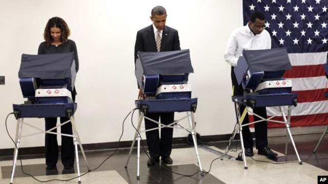 El presidente Barack Obama votó de forma anticipada este jueves en Chicago.