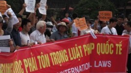 Biểu tình tại Việt Nam chống Trung Quốc đặt giàn khoan dầu trước Ðại sứ quán Trung Quốc ở Hà Nội, ngày 11/5/2014.