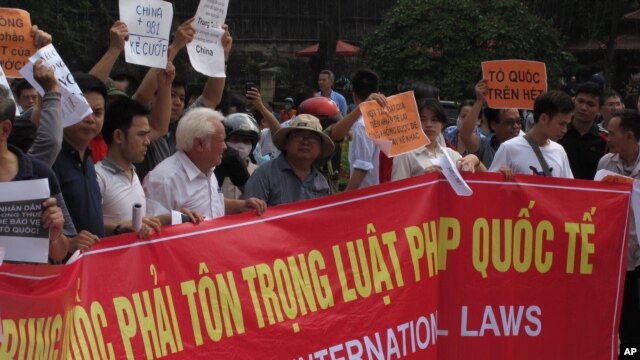 Người Việt Nam xuống đường biểu tình chống Trung Quốc tại Hà Nội, ngày 11/4/2014.