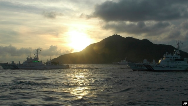 Nhật Bản và Trung Quốc đều có tuyên bố chủ quyền đối với một số hòn đảo nhỏ ở biển Hoa Đông.