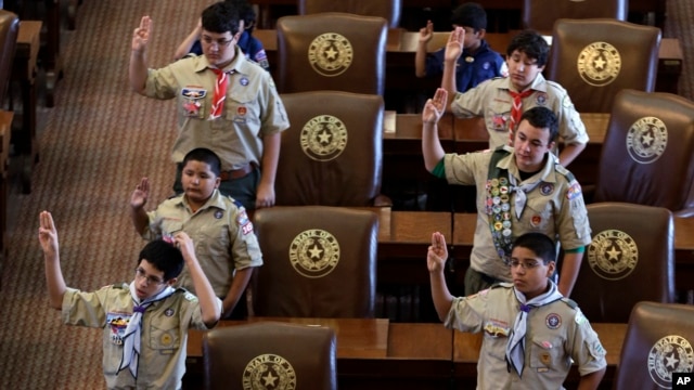Juramento Scout en el capitolio de Texas. El presidente Obama aprueba la presencia gay entre los muchachos y muchachas exploradores.