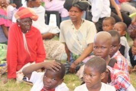 Some of the crowd gathered at a recent BI HIV testing day in Bulungula (D. Taylor/VOA)