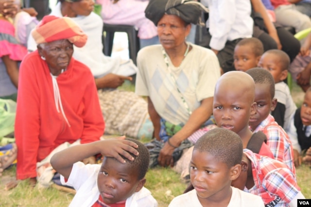 Some of the crowd gathered at a recent BI HIV testing day in Bulungula (D. Taylor/VOA)