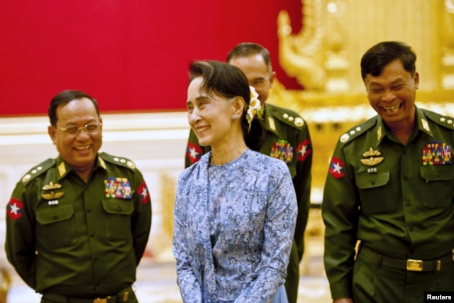 Bà Suu Kyi cam kết sẽ nắm quyền cai trị đất nước thông qua ông Htin Kyaw, người bạn thuở nhỏ và là người thân tín lâu năm của bà. Theo dự liệu, bà sẽ nắm giữ cùng lúc 4 chức vụ, kể cả chức bộ trưởng ngoại giao và bộ trưởng văn phòng tổng thống.