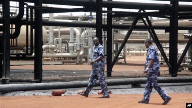 Sudanese armed forces walk inside oil production facility at border town of Heglig, Sudan (file photo)