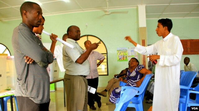 A political candidate discusses elections procedures with IEBC representatives in Mombasa, Kenya, Feb. 18, 2013. (Jill Craig/VOA)