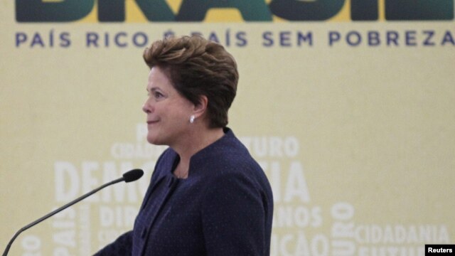 La presidenta Roussef de Brasil llora durante la inauguración de la Comisión de la Verdad.