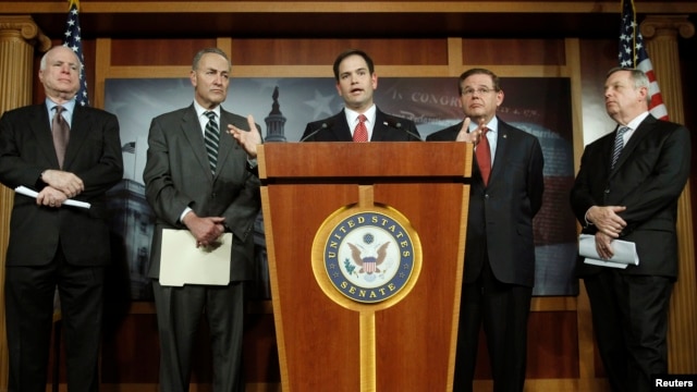 Sekelompok Senator AS, dari kiri: John McCain, Charles Schumer, Marco Rubio, Robert Menendez (dan Richard Durbin memberikan penjelasn Proposal Reformasi Imigrasi hari Senin (28/1). 