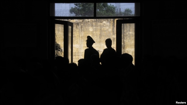 Hội Ân xá Quốc Tế nhận định rằng việc Hà Nội trả tự do sớm cho nhiều tù nhân lương tâm là đáng hoan nghênh, tuy nhiên nêu bật tình cảnh của ít nhất 70 người khác vẫn còn bị giam cầm.