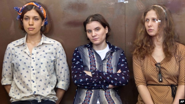 Các thành viên trong ban nhạc Pussy Riot bị đưa ra tòa (từ trái): Nadezhda Tolokonnikova, Yekaterina Samutsevich and Maria Alekhina