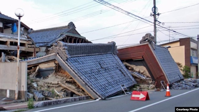 In one district of Minamisoma, which was just recently removed from the nuclear no-go zone, signs of the earthquake and tsunami are still very apparent. (T. Banse/VOA)
