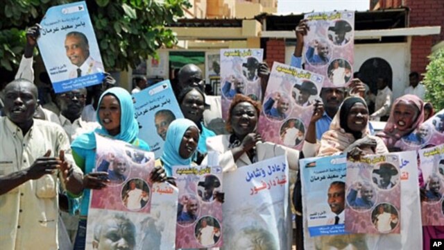Sudanese supporters of former SPLM candidate Yasser Arman hold his posters during a protest against his withdrawal from the presidential race in Khartoum, 04 Apr 2010