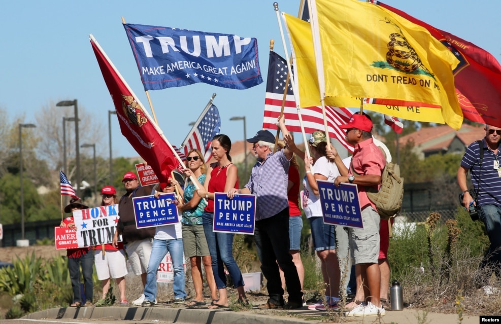 支持川普当选者在加州示威，有人举着标语&ldquo;川普 让美国再度伟大&rdquo;（2016年11月11日）