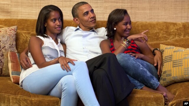El presidente Obama y sus hijas Malia (izquierda) y Sasha, observan el discurso de la Primera Dama Michelle Obama.