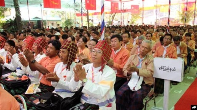 အမ်ဳိးသားဒီမိုကေရစီအဖဲြ႔ခ်ဳပ္ရဲ႕ ႏိုင္ငံလံုးဆုိင္ရာပါတီညီလာခံကို ေတာ္ဝင္ႏွင္းဆီခန္းမမွာ က်င္းပစဥ္။ (မတ္လ ၈၊ ၂၀၁၃)