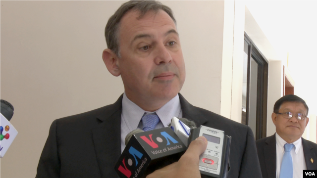 US Ambassador William Heidt talks to journalists after meeting with Kem Sokha (not pictured), acting president of the Cambodian National Rescue Party at the National Assembly in Phnom Penh, February 8, 2016. (Pin Sisovann/VOA Khmer)