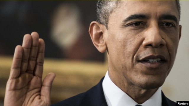 Tổng thống Hoa Kỳ Barack Obama tuyên thệ nhậm chức trước Chánh án Tối cao Pháp viện John Roberts.