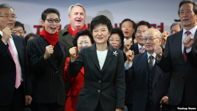 20일 새누리당 당사에서 열린 중앙선거대책위원회 해단식에 참석해 당직자들과 함께 구호를 제창하는 박근혜 한국 대통령 당선인.