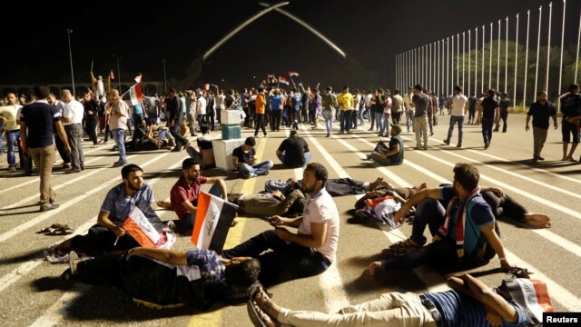 Người biểu tình ủng hộ giáo sĩ Sadr tụ tập bên trong Khu vực Xanh ở Baghdad, Iraq, ngày 1/5/2016. An ninh ở khu vực này hiện đang được tăng cường đề phòng xảy ra xáo trộn chính trị.