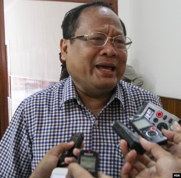 Khieu Sopheak, Ministry of Interior spokesman speaks to reporters in Phnom Penh on Thursday, August 11, 2016. (Leng Len/VOA Khmer)