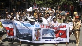 Người Việt Nam xuống đường biểu tình chống Trung Quốc tại Hà Nội, ngày 22/7/2012
