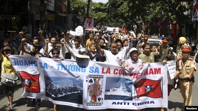 Người Việt Nam tiếp tục xuống đường biểu tình chống Trung Quốc tại Hà Nội, ngày 22/7/2012