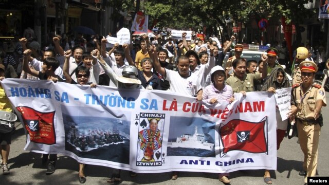Người Việt Nam xuống đường biểu tình chống Trung Quốc tại Hà Nội, ngày 22/7/2012