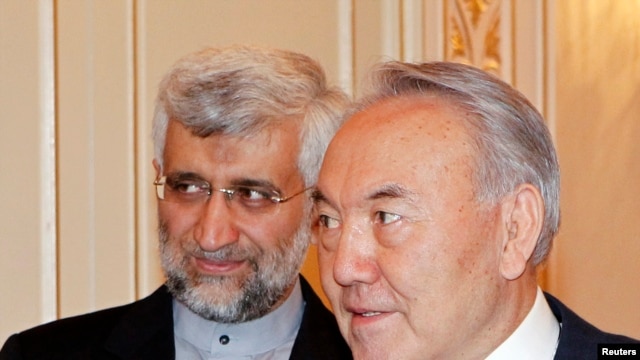 Tổng thống Kazakhstan Nursultan Nazarbayev (phải) và thương thuyết gia trưởng về hạt nhân của Iran Saeed Jalili tại Almaty, Kazakhstan, ngày 25/2/2013.