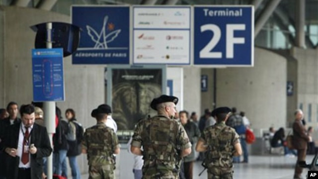 Soldiers patrol at Roissy Charles de Gaulle airport, France,  04 Oct 2010