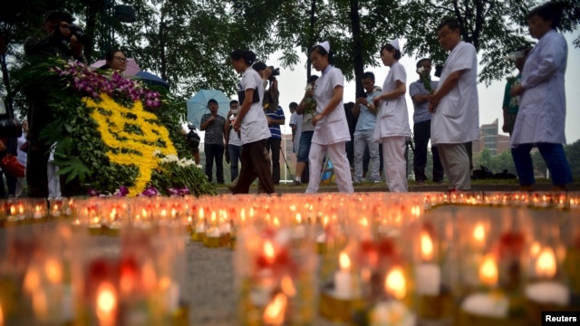 天津大爆炸头七，市民在滨海新区悼念死难者。（2015年8月18日）