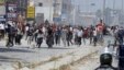 Para pendukung kelompok radikal Ansar al-Sharia bentrok dengan polisi Tunisia hari Minggu (19/5). 