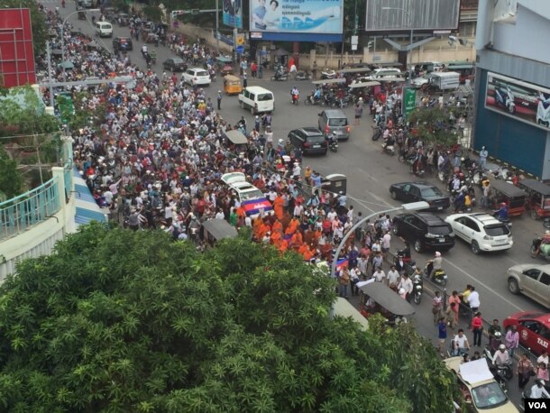 A procession of Kem Lei’s body on Preah Monivong Blvd in Phnom Penh in July 10th, 2016.