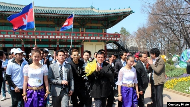 Cambodian workers in Seoul, South Korea, greet Mr. Kem Sokha, head the opposition Human Rights Party, during his visit there in late March 2013 to garner support ahead of the upcoming national elections. (Courtesy of Touch Vibol)