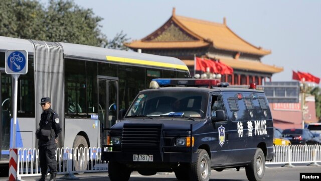 Cảnh sát Trung Quốc đang truy lùng các nghi can vụ cháy xe tại Quảng trường Thiên An Môn, ngày 29/10/2013.
