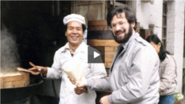 Al Pessin (phải), thông tín viên tường trình về Trung Quốc trong thời gian biến cố Thiên An Môn. Ông xuất hiện trong băng video của viện nghiên cứu US - China Institute của Đại học Nam California