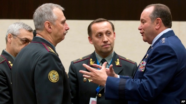 Tư lệnh NATO Philip M. Breedlove (phải) nói chuyện với Bộ trưởng Quốc phòng tạm quyền của Ukraine Mykhailo Koval (thứ 2 từ trái sang) trong 1 cuộc họp của các bộ trưởng quốc phòng NATO ở Brussels, 4/6/2014.