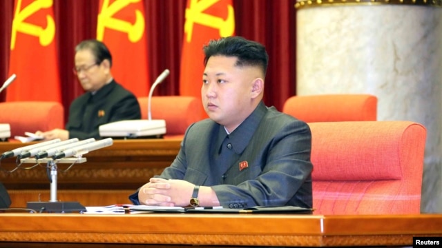 Lãnh tụ Bắc Triều Tiên Kim Jong Un tham dự một cuộc họp của đảng cầm quyền ở Bình Nhưỡng. Ảnh do Thông tấn xã Bắc Triều Tiên KCNA phát hành ngày 9/12/2013.  